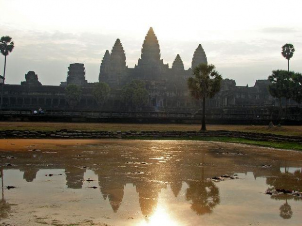 Angkor Wat wraz z lustrzanym odbiciem - wcześnie rano