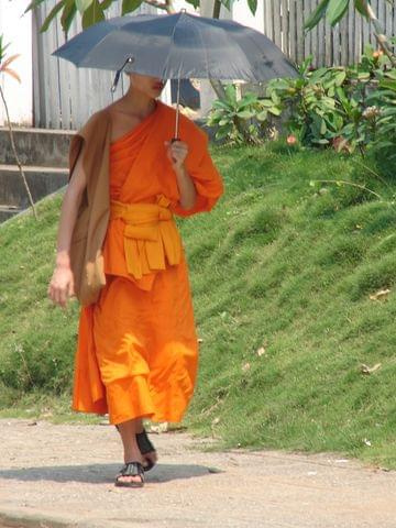 mnich z parasolem, Luang Prabang