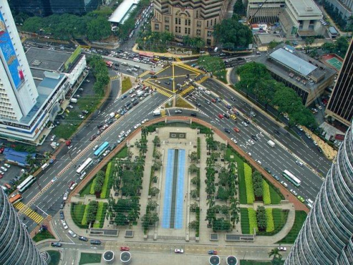 widok z Sky Bridge pomiędzy wieżami Petronas, Kuala Lumpur