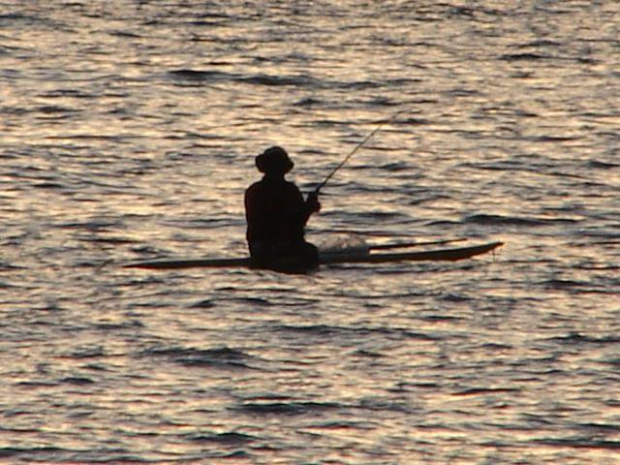 Rybak o zachodzie słońca - plaża Karon, wyspa Phuket