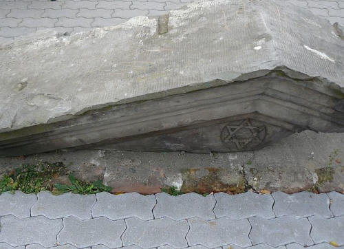 fragment portalu Synagogi ktora stala na Cmentarzu #Cmentarz
