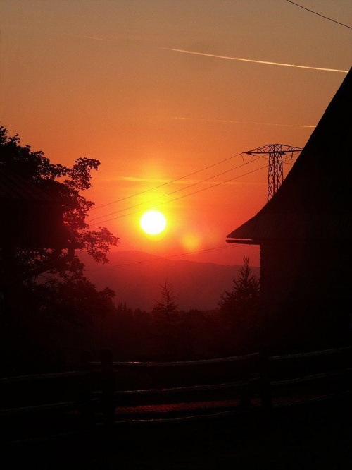 słońce nad Gorcami; widok spomiędzy zabudowań Gliczarowa #góry #mountain #Gorce #Gliczarów