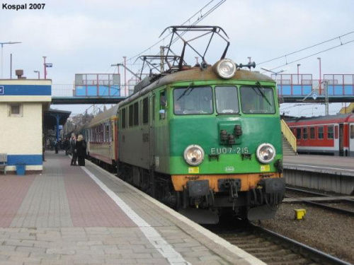 28.10.2007 (Szczecin Główny) EU07-215 z pociągiem pośpiesznym Bryza do Olsztyna Gł.