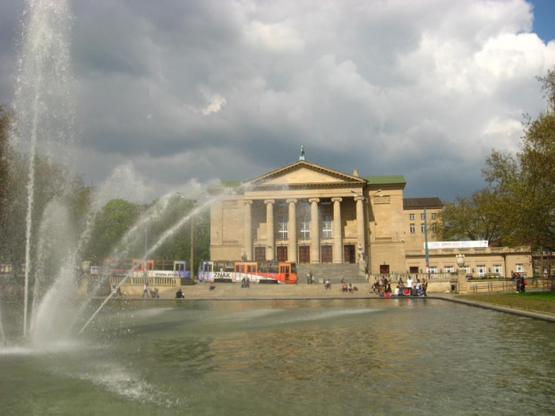 ukochane miejsce w Poznaniu :) - fontanna przed Operą + Opera. #Poznań #fontanna #Opera #zabytki #budowle