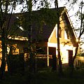 oświetlony zachodzącym słońcem domek ;] #widoki #drzewa #domy