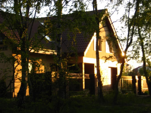 oświetlony zachodzącym słońcem domek ;] #widoki #drzewa #domy