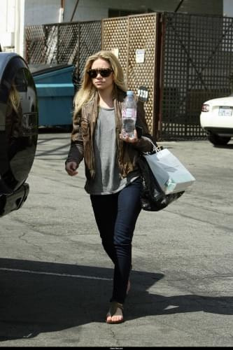 Ashley leaving the Neil George Hair Salon-paparazzi kwiecień 2008