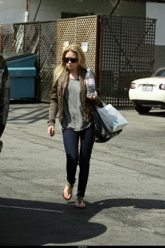 Ashley leaving the Neil George Hair Salon-paparazzi kwiecień 2008