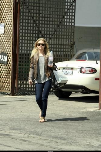 Ashley leaving the Neil George Hair Salon-paparazzi kwiecień 2008