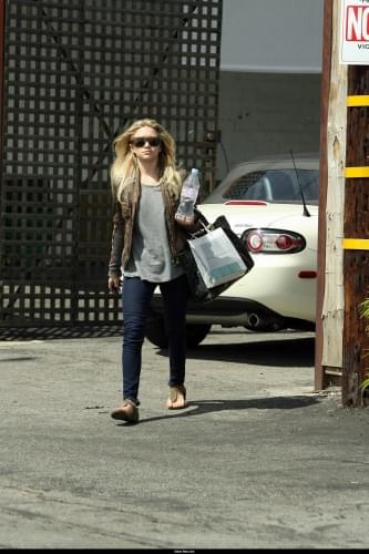 Ashley leaving the Neil George Hair Salon-paparazzi kwiecień 2008