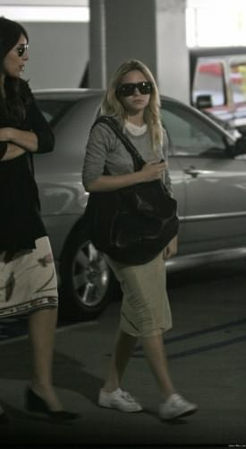 Ashley attends a metting at the MGM Tower-paparazzi maj 2008