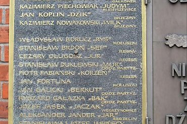 Koluszki ul. 11-go Listopada - kościół. Tablica pamiatkowa ku czci POLEGŁYM I ZAMORDOWANYM W LATACH II WŚ ŻOŁNIERZOM AK OBWODU BRZEZINY KOLUSZKI. #Koluszki #KościółTablica #pamiątkowa #zamordowany #IIWojnaŚwiatowa #żołnierz #zdjęcia