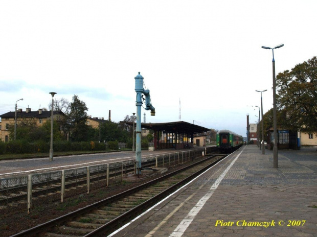 W drodze z Trako odwiedziłem dworzec w Chojnicach. Widok na perony 4 i 5. #kolej #Chojnice #PKP #jesień
