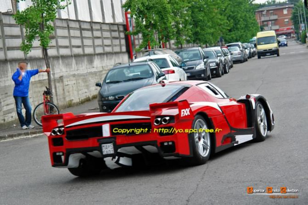 Ferrari FXX na drodze