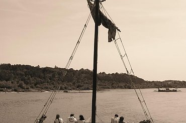 Rejs po Wiśle, Kazimierz Dolny #statek #statkiem #rejs #PłynąćStatkiem #dziób #Wisła #rzeka #KazimierzDolny #BocianieGniazdo