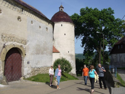 przed murem klasztoru Klarysek w Starym Sączu