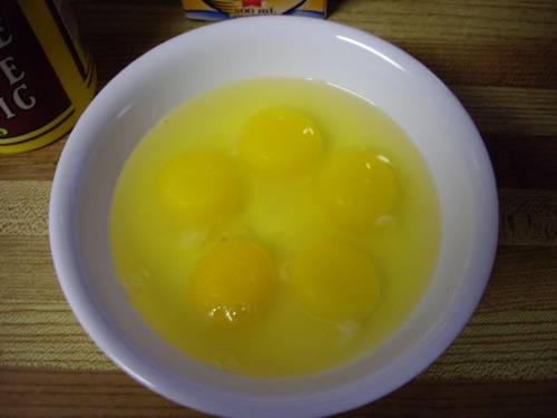 ja uzywam 5 jaj , ale minimum 3 a maksimum 7 ok w zaleznosci od porcji jaka szykujesz :)