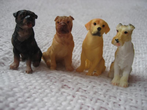 Psie figurki na bazarek, z którego zysk zostanie przeznaczony na leczenie Majki- kotki chorej na białaczkę.