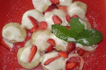 Knedle z truskawkami..Przepisy na : http://www.kulinaria.foody.pl/ , http://www.kuron.com.pl/ i http://kulinaria.uwrocie.info #kluski #knedle #truskawki #obiad #DrugieDanie #jedzenie #kulinaria #gotowanie #PrzepisyKulinarne