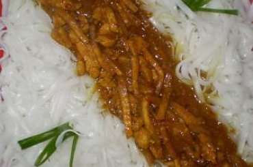 Kurczak kokosowo-cytrynowy z makaronem ryżowym .Przepisy na : http://www.kulinaria.foody.pl/ , http://www.kuron.com.pl/ i http://kulinaria.uwrocie.info #kurczak #kokos #cytryna #MakaronRyżowy #obiad #DrugieDanie #jedzenie #kulinaria #słodkości