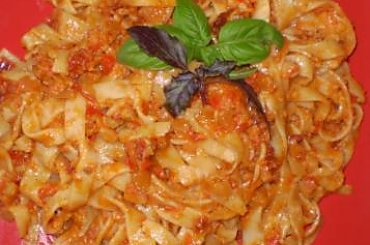 Tagliatelle z czerwonym pesto Babcigramolki.Przepisy na : http://www.kulinaria.foody.pl/ , http://www.kuron.com.pl/ i http://kulinaria.uwrocie.info #pesto #makaron #Tagliatelle #obiad #DrugieDanie #jedzenie #kulinaria #gotowanie #PrzepisyKulinarne