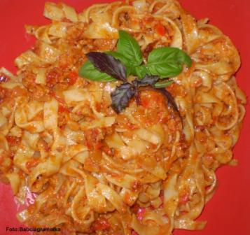 Tagliatelle z czerwonym pesto Babcigramolki.Przepisy na : http://www.kulinaria.foody.pl/ , http://www.kuron.com.pl/ i http://kulinaria.uwrocie.info #pesto #makaron #Tagliatelle #obiad #DrugieDanie #jedzenie #kulinaria #gotowanie #PrzepisyKulinarne