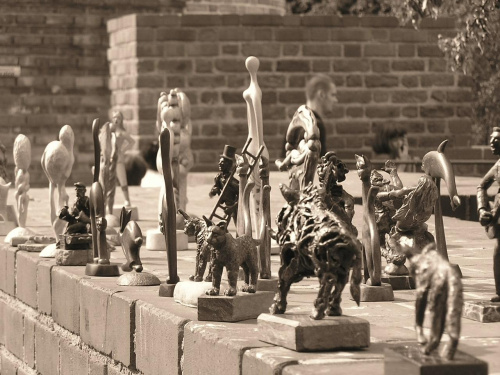 "Gadżety" turystyczne na Starym Mieście #wystawa #figurki #rzeźby