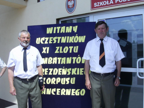 Koledzy na tle powitalnej planszy w szkole w Sawinie. Od lewej Kazimierz Kurek i Stanisław Marciniszyn. #WMieście #WSzkole #WPlenerze