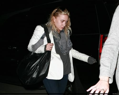 Ashley at LAX-paparazzi maj 2008