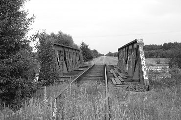 Stary nieużywany most kolejowy #most #widok #czerń #opuszczone