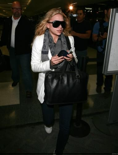 Ashley at LAX-paparazzi maj 2008