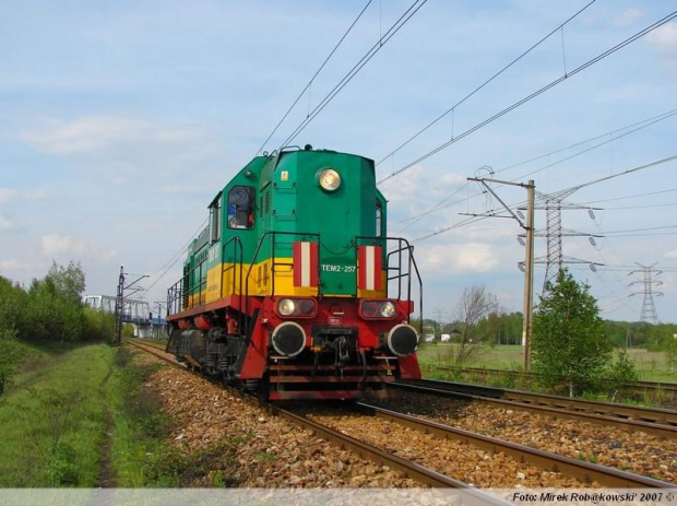 TEM2-257 z PTK Holding luzakiem przejeżdża przez Dąąbrowę Górniczą Płd. Dn. 14.05.2007 r