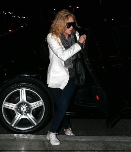 Ashley at LAX-paparazzi maj 2008