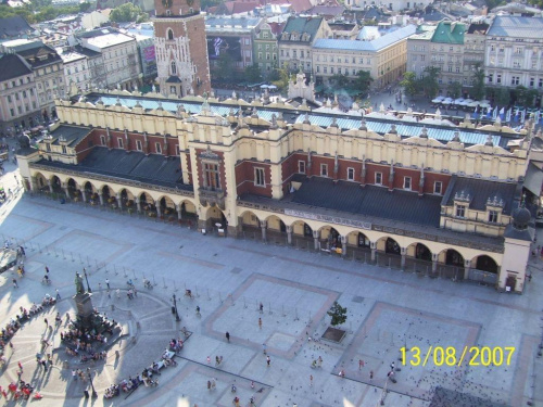 Widok na Sukiennice i Rynek Starego Miasta z Wieży Mariackiej #Kraków #Zabytki #Sukiennice