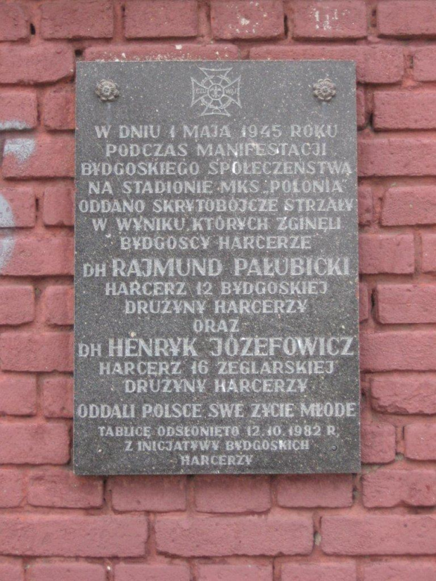 tablica harcerska na murze stadionu Polonii ul. Sportowa - tablica nie znajduje się już w tym miejscu - mur rozebrano #patriotyzm #Polska #MiejscePamięci #tablica #znicz #bohaterowie