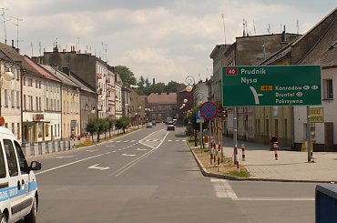 Głuchołazy (Opolskie) - Centrum miasteczka - ul.Siekorskiego #Głuchołazy #Opolskie #Sudety #Ziegenhals #ulica #drogowskaz #Opolszczyzna