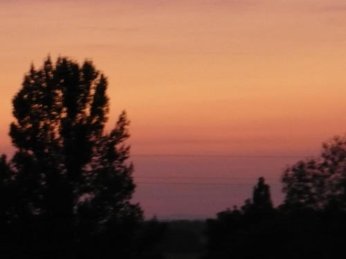 Sławniowice (Opolskie) - niebo po zachodzie słońca - w oddali widoczna samotna góra - Ślęża (Dolnośląskie)