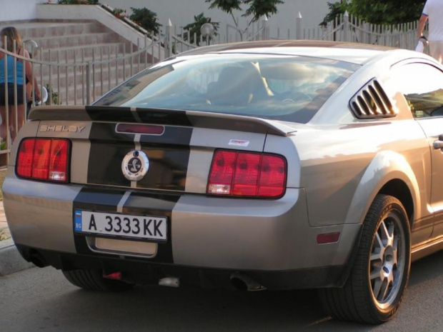 Shelby GT 500 na parkingu w Bułgarii