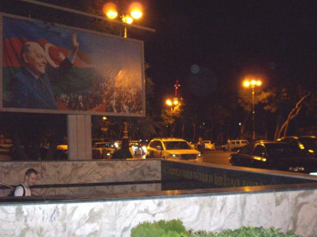 Prezydent Aliyev jest wszędzie - tu na billboardzie ojciec narodu czuwa nad miastem