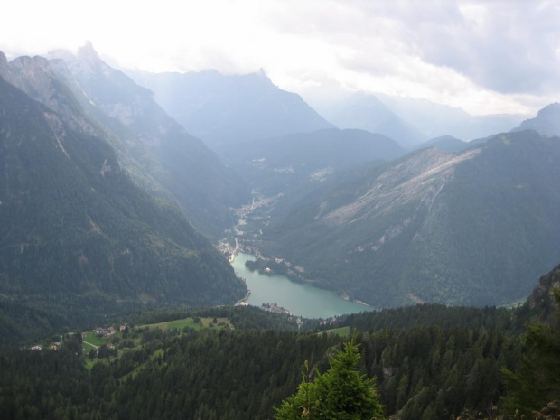 widok sprzed Ristoro Belvedere na Lago di Alleghe #góry #Dolomity #Włochy