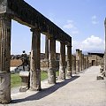miasto założone w VII w. p.n.e. /tu posążek Apolla w świątyni Apollina/