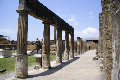 miasto założone w VII w. p.n.e. /tu posążek Apolla w świątyni Apollina/