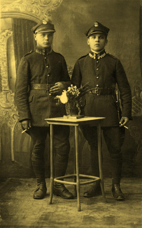 Pamiątkowe zdjęcie z wojska mojego ojca
(z prawej) zrobione w roku 1924.