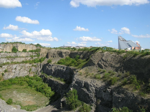 Rezerwat skalny "Ślichowice" im. Jana Czarnockiego, Kielce, po prawej stronie kościół parafialny #skały #skała #rezerwat #przyroda #zieleń #kościół