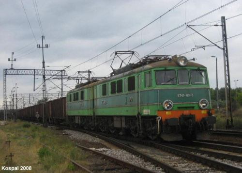 21.07.2008 ET41-110 (CM Czechowice Dziedzice) opuszcza towarową stację KoB w Kostrzynie z pociągiem towarowym z Dolnej Odry na Śląsk.