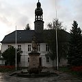 To Wleń, małe urocze miasteczko niedaleko Lwowka Slaskiego. Miasto było kiedyś siedzibą księcia Bolesława Rogatki. Pózniej słynęlo z targów gołębi stąd pomnik gołębiarki. #LwówekŚląski #Śląsk #DolnyŚląsk #Silesia