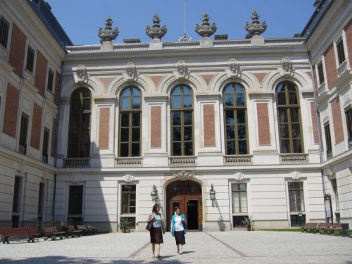 przed pałacem Hochburgów w Pszczynie (Pless)