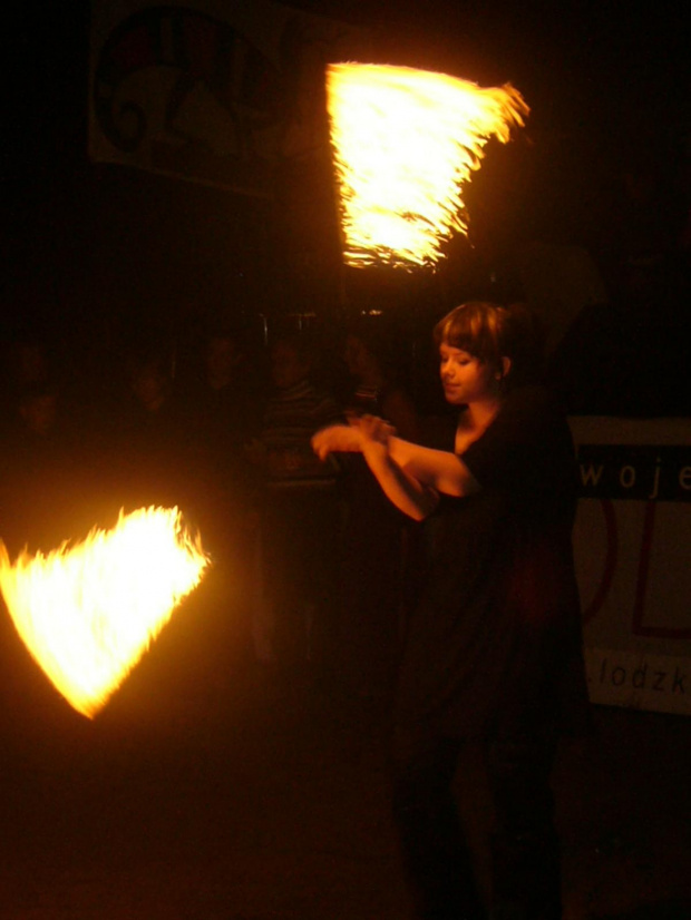 Agata (chrześnica mojego męża) tańczy z ogniem.