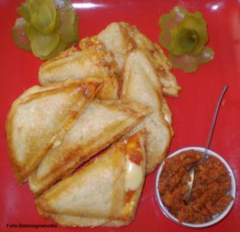 Tosty z pastą z bobu i suszonych pomidorów.Przepisy na : http://www.kulinaria.foody.pl/ , http://www.kuron.com.pl/ i http://kulinaria.uwrocie.info #tosty #zapiekanki #kanapki #przekąski #jedzenie #kulinaria #gotowanie #PrzepisyKulinarne