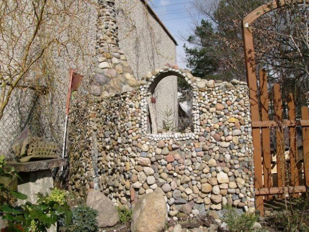 mur przy grilu #kamienie #ogród